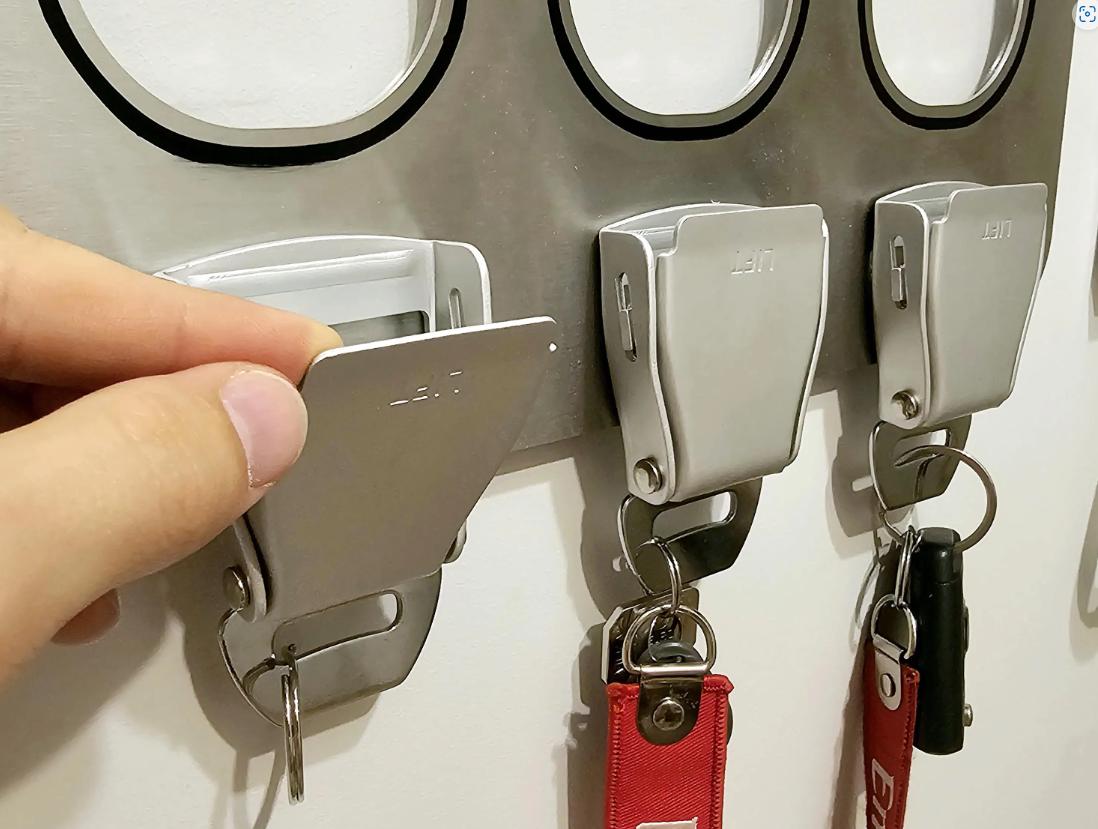 3x airplane windows key rack
